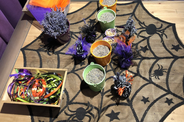 Atelier créatif d’Halloween au Musée de la Lavande Luberon Atelier enfant de création de sachets parfumés et décorations d’Halloween au Musée de la Lavande