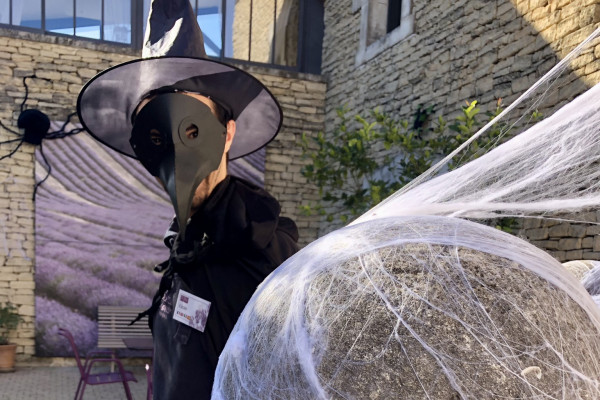 Visite spéciale Halloween au Musée de la Lavande à Cabrières-d’Avignon Guide du Musée de la Lavande déguisé en sorcier pour Halloween à Cabrières-d’Avignon