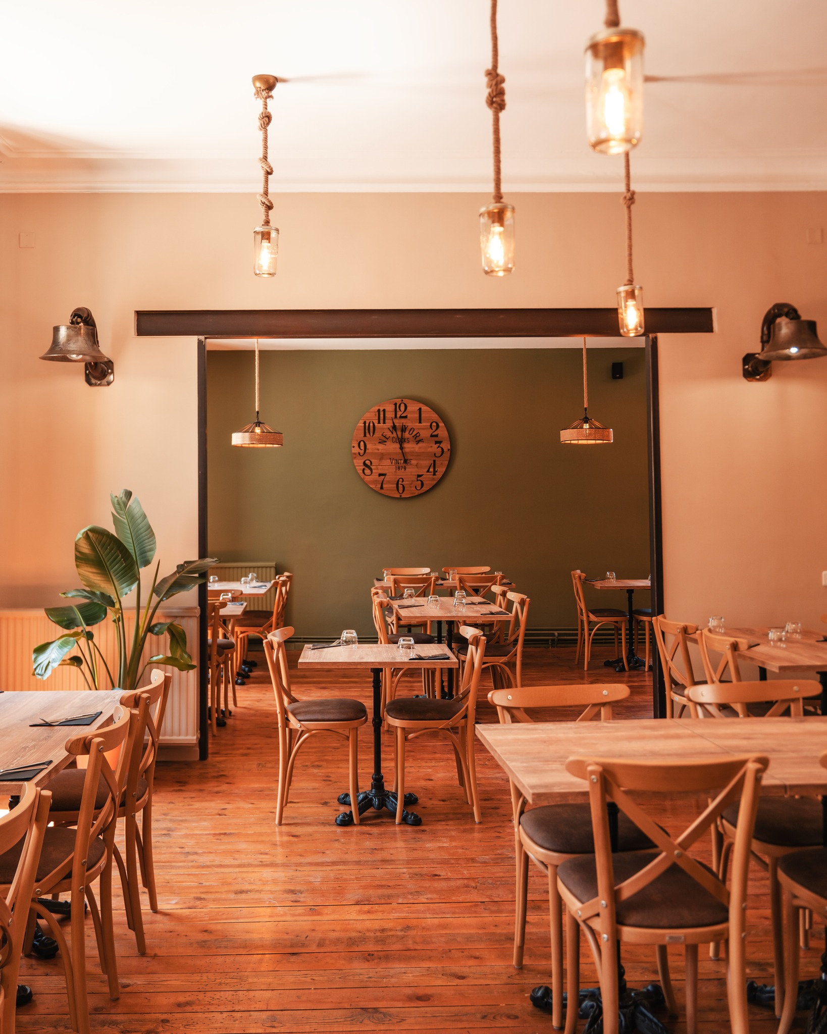 Salle du Café de la Poste à Robion, ambiance conviviale et provençale Salle de restaurant chaleureuse du Café de la Poste à Robion
