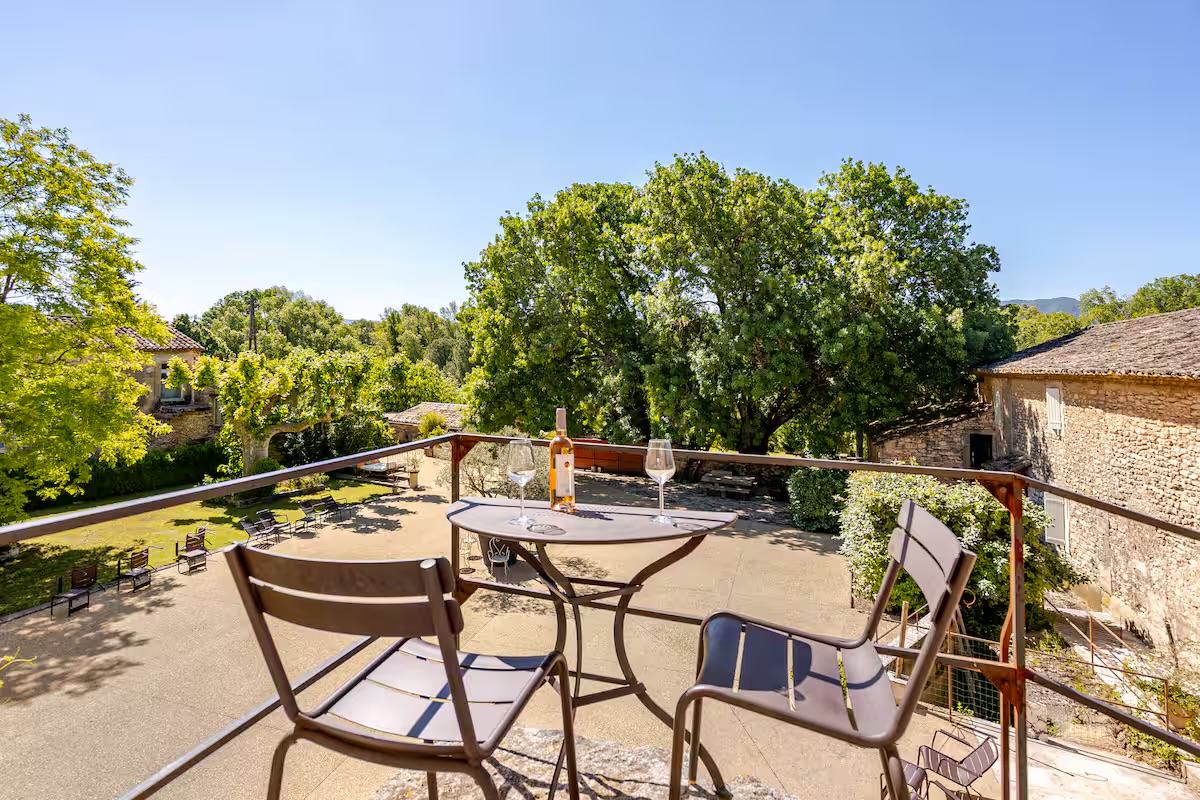 Terrasse du Loft Provençal au Moulin Saint-Augustin à Oppède Terrasse du Loft Provençal au Moulin Saint-Augustin à Oppède avec vue sur le jardin
