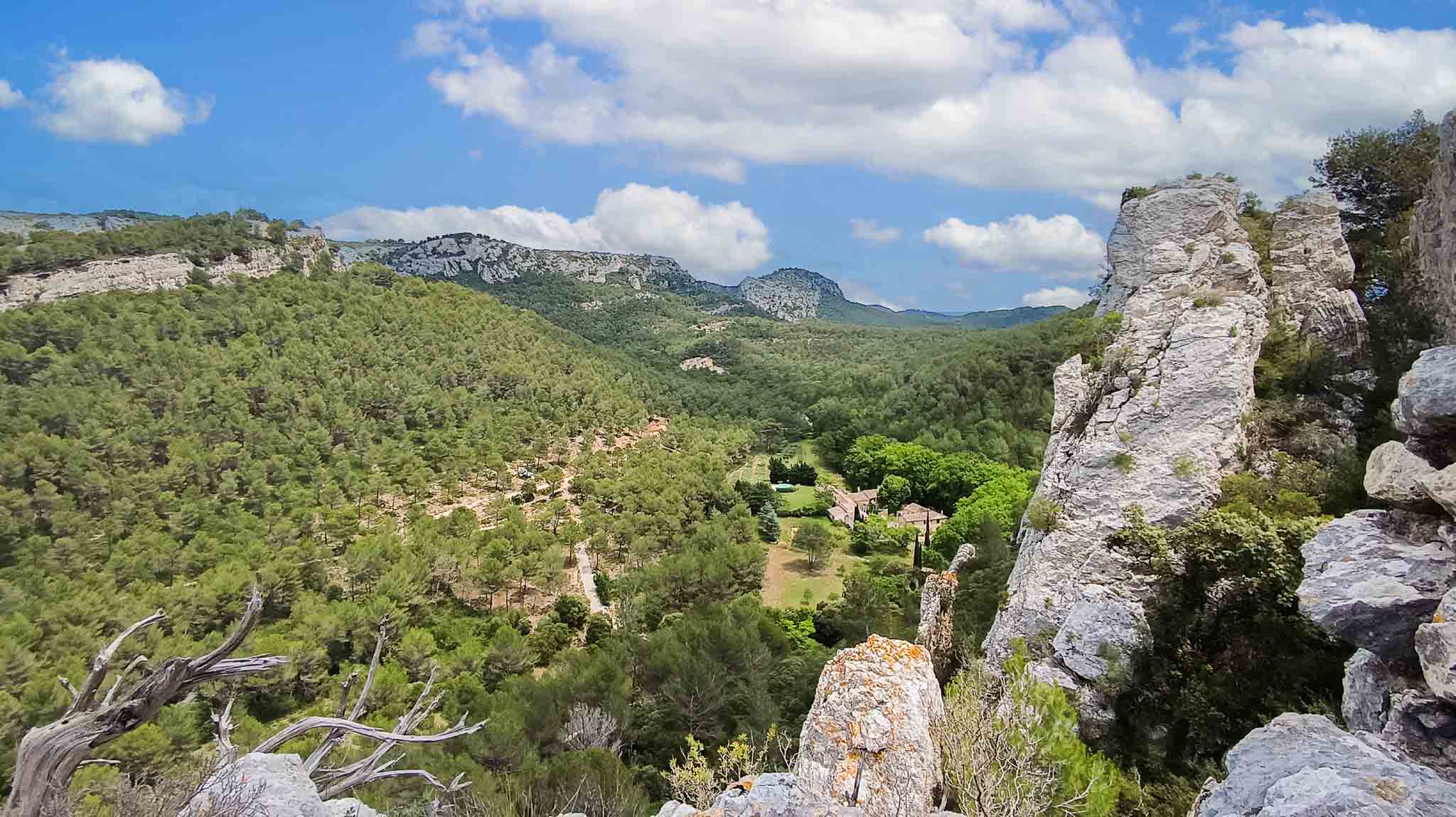 Panorama depuis la Roquette à Cheval-Blanc, vue sur les barres calcaires et la forêt du Petit Luberon