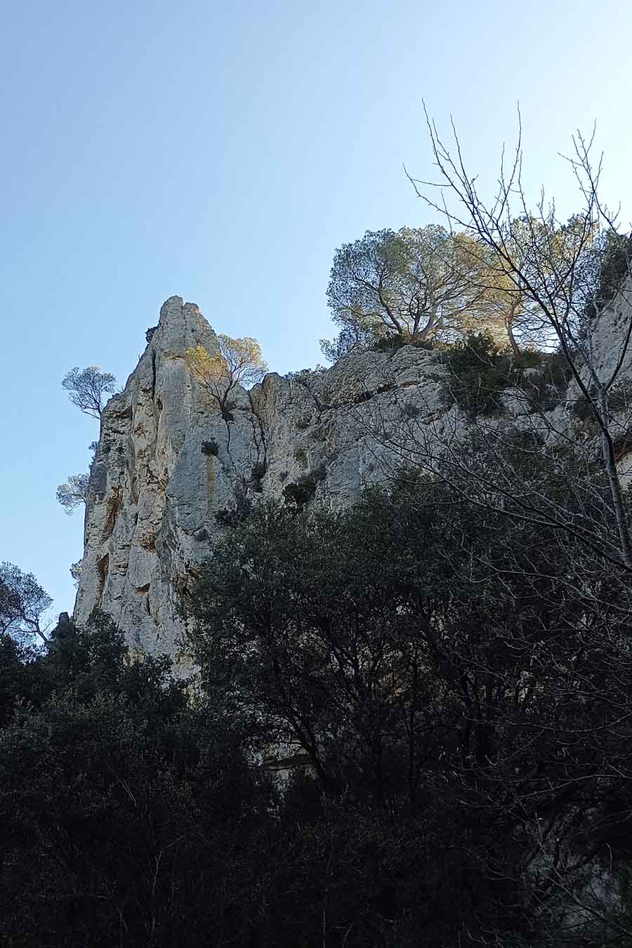 Falaises calcaires et paysages encaissés du secteur du Trou du Rat dans le Petit Luberon
