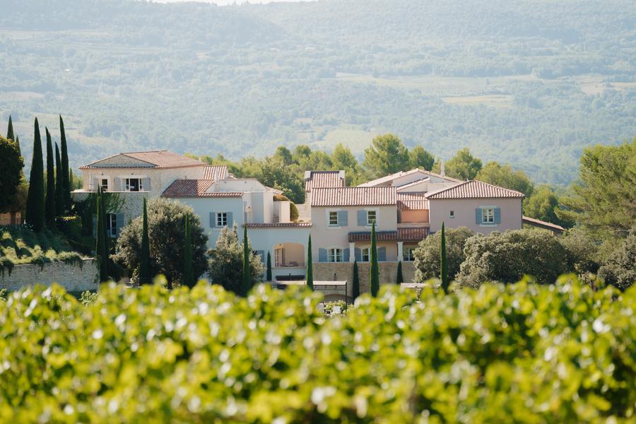 Vue de Coquillade Provence au milieu des vignes dans le Luberon