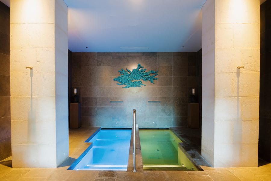 Espace spa avec bassins de relaxation à Coquillade Provence