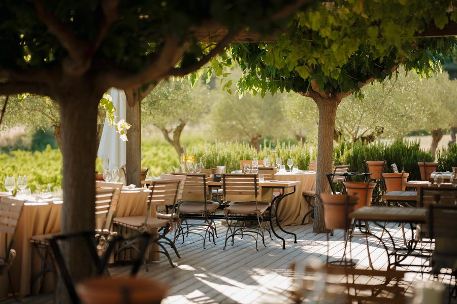 Terrasse ombragée du restaurant de Coquillade Provence avec vue sur les vignes