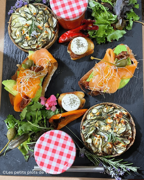 Les Petits Plats de Viviane - plateau salé coloré pour brunch, apéritif ou repas nomade Plateau gourmand avec tartes de légumes, tartines au saumon, salade et verrine, signé Les Petits Plats de Viviane