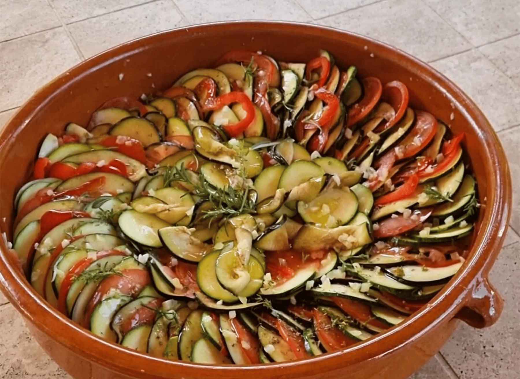 Les Petits Plats de Viviane - tian de légumes aux saveurs du Luberon pour vos repas conviviaux Grand tian de légumes provençal aux courgettes, tomates et aubergines cuisiné par Les Petits Plats de Viviane