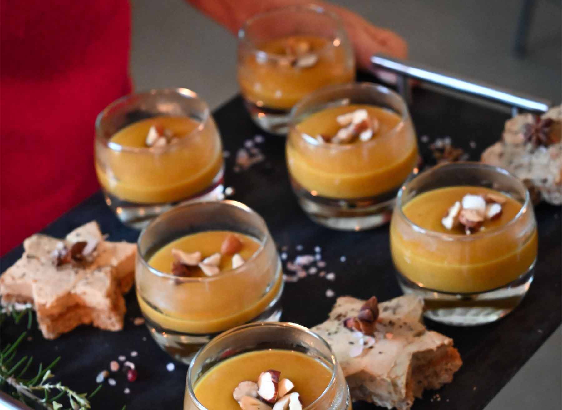 Les Petits Plats de Viviane - verrines de velouté de potimarron pour vos cocktails et réceptions dans le Luberon Verrines de velouté de potimarron garnies de fruits secs, préparées par Les Petits Plats de Viviane