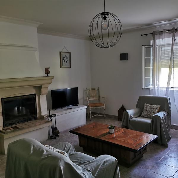 Salon lumineux avec cheminée dans une maison de vacances à Cheval-Blanc