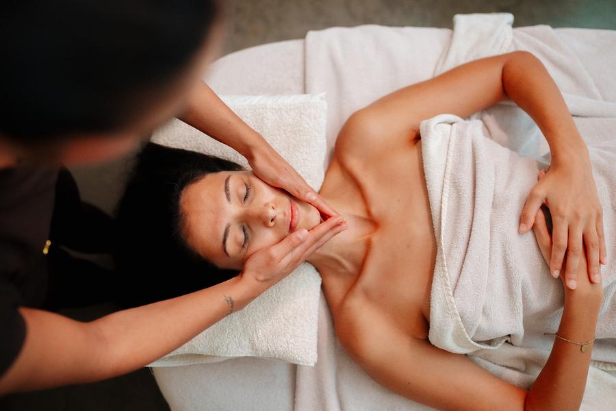 Soin du visage réalisé au Spa Coquillade Provence pour un moment de détente et de bien-être