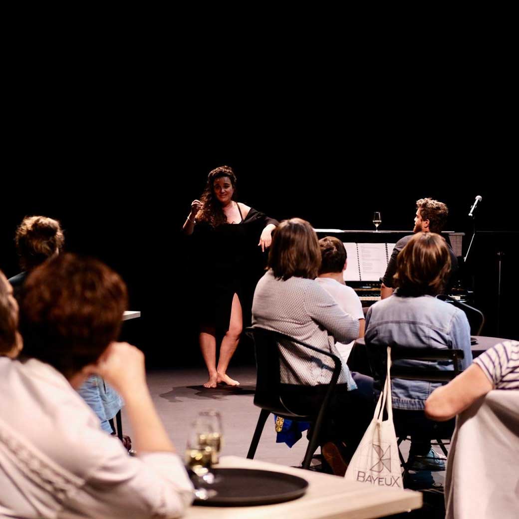 Spectacle Un verre à soi lors du Festival Confit! Une pianiste seule en scène partage un rituel du vin avec le public, entre théâtre, musique et dégustation.
