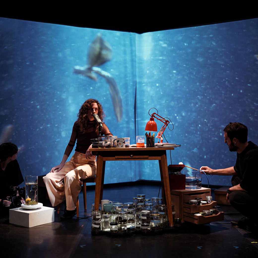 Scène du spectacle Matcha Girl mêlant théâtre, cuisine et cinéma, autour d’une cérémonie du thé immersive et sensorielle.