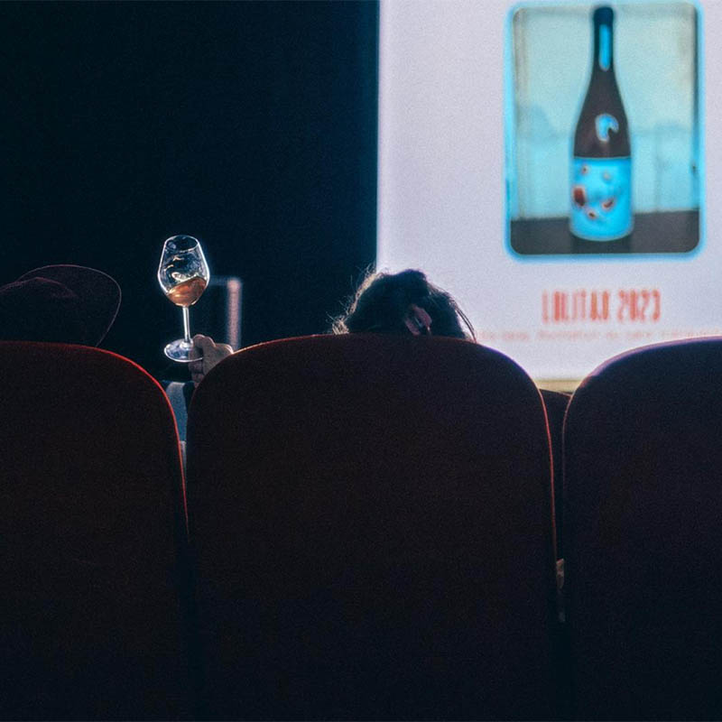 Projection suivie d’une dégustation de vin lors de l’événement Coup de courts, mêlant cinéma, cuisine et débat autour du vin.