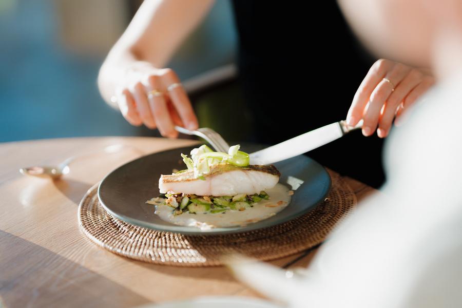Plat de poisson servi au restaurant Les Vignes & Son Jardin à Coquillade Provence