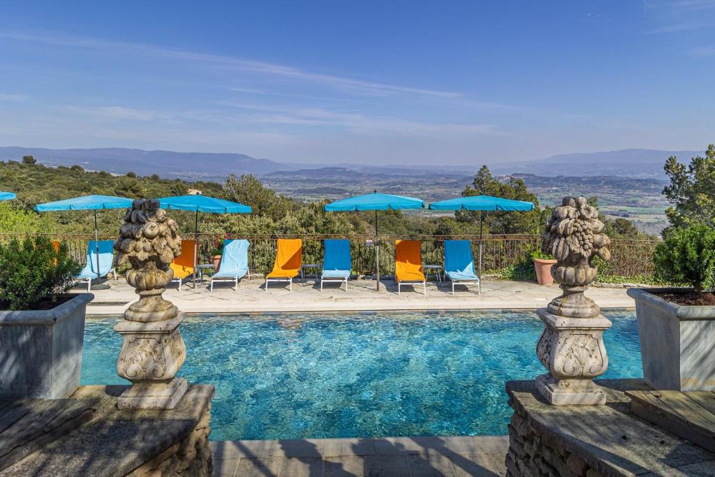 Piscine extérieure chauffée du Palais d’Aglaé avec vue panoramique sur le Luberon