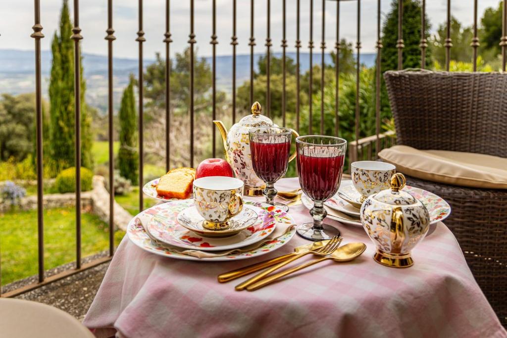 Petit-déjeuner gourmand servi sur la terrasse du Palais d’Aglaé avec vue sur le Luberon