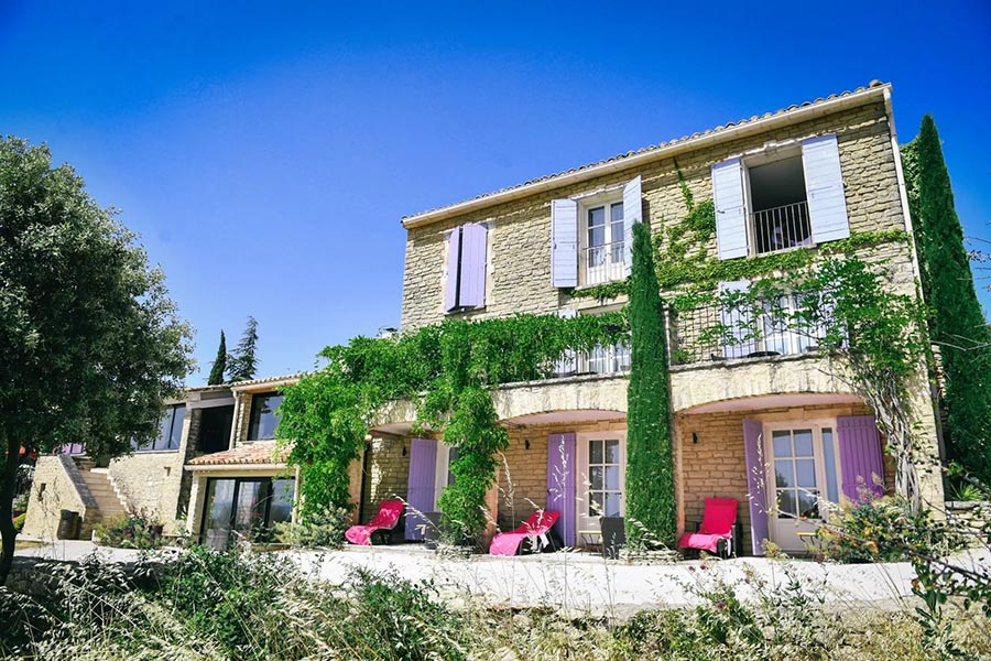 Façade en pierre du Palais d’Aglaé, hôtel 4 étoiles de charme près de Gordes