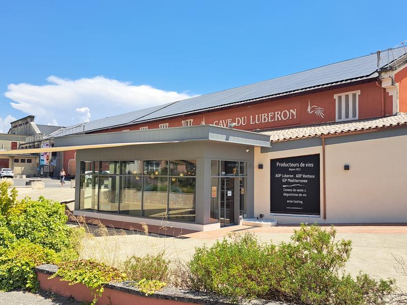 Bâtiment de la Cave du Luberon, coopérative viticole et cave de dégustation en Luberon