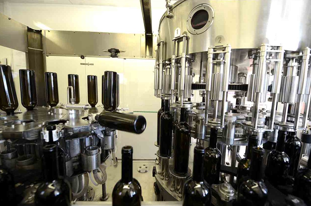 Bouteilles de vins de la Cave du Luberon présentées en cave de dégustation