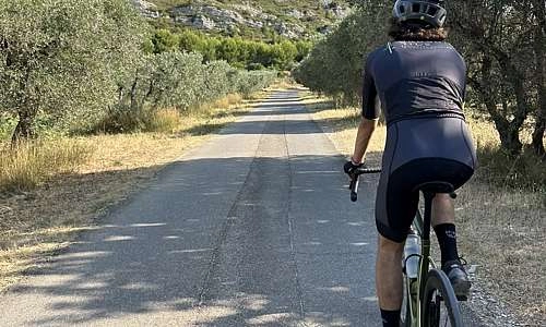 Unusual Ride Guide touristique à vélo à Aureille Cycliste et oliviers