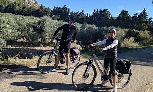Unusual Ride Guide touristique à vélo à Aureille Couple à vélo