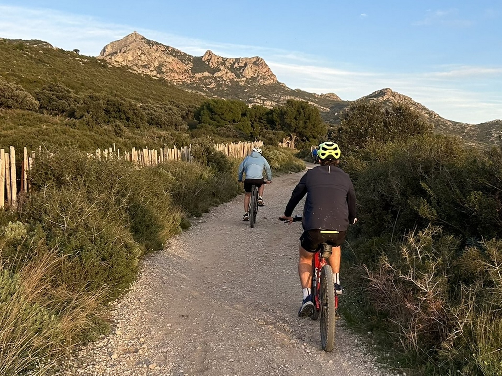 Unusual Ride. Explorer la Provence à vélo lors d’une échappée guidée et personnalisée Sortie à vélo avec Unusual Ride sur une petite route de Provence, au cœur des paysages du Luberon