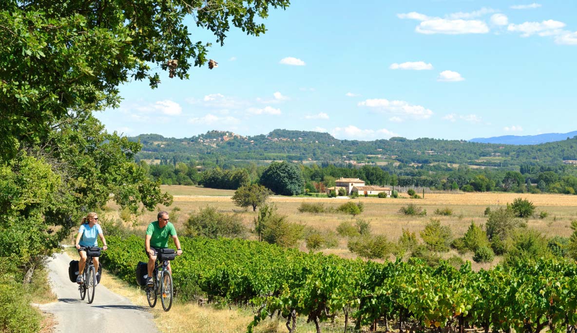 Balade à vélo dans le Luberon, au cœur des paysages provençaux Balade à vélo dans le Luberon entre vignes et paysages provençaux