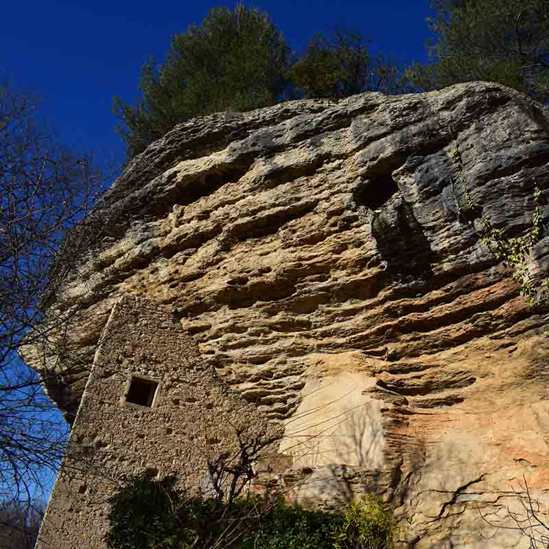Habitat troglodytique creusé dans la roche aux Beaumettes, témoin de l’adaptation de l’homme au relief du Luberon