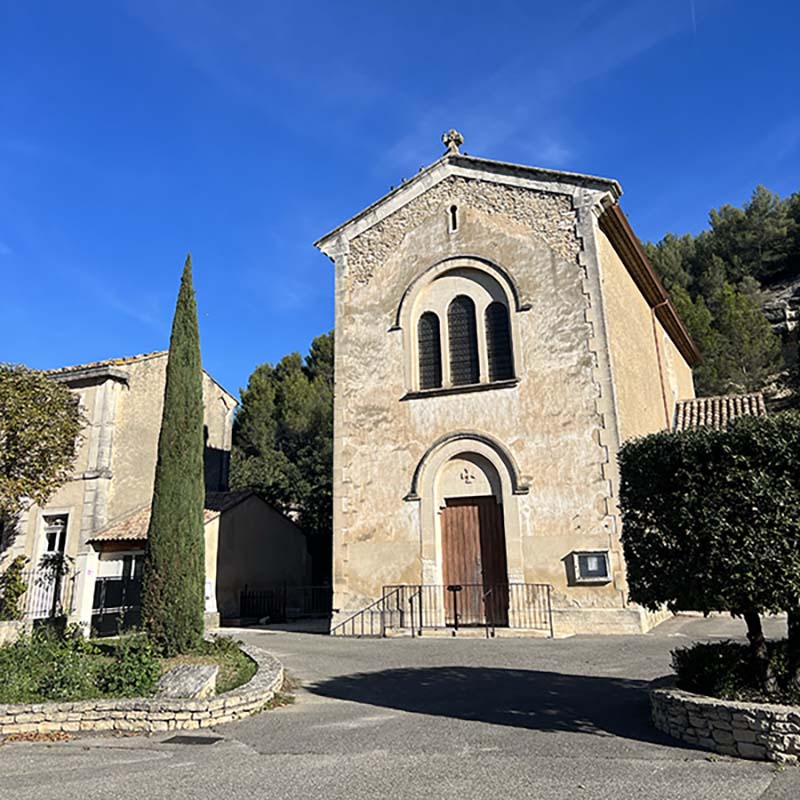 Chapelle Sainte-Foy aux Beaumettes, édifice religieux en pierre au cœur du village dans le Luberon