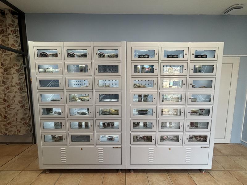 Casiers alimentaires réfrigérés en libre-service chez Manjadoria, épicerie autonome ouverte 24h/24