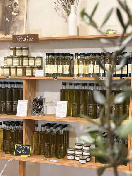 Présentation de bouteilles d'huile d'olive artisanale et dégustation dans un moulin du Luberon