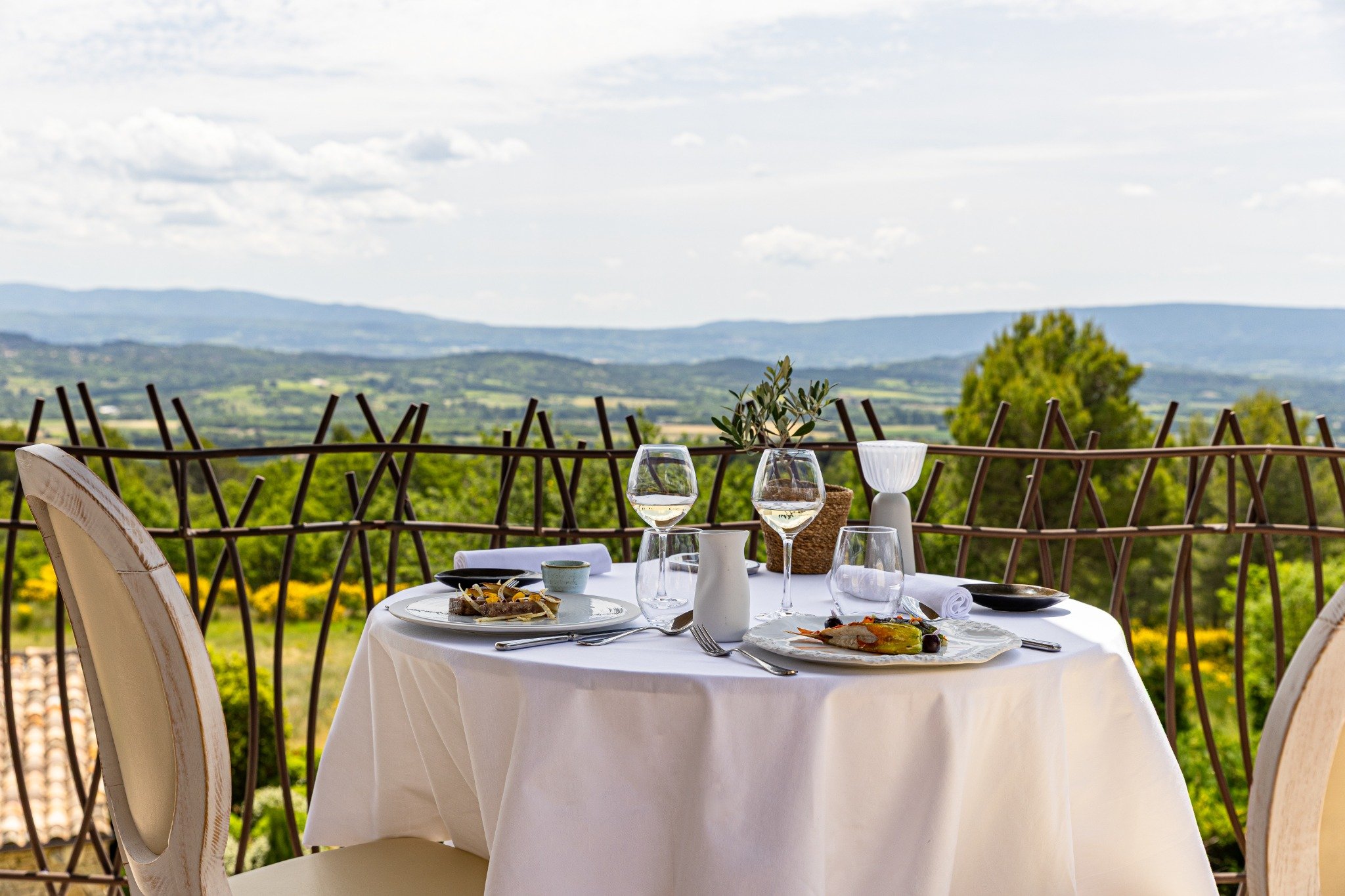 Table dressée au Mas des Herbes Blanches à Joucas pour le déjeuner ou le dîner avec vue sur le Luberon