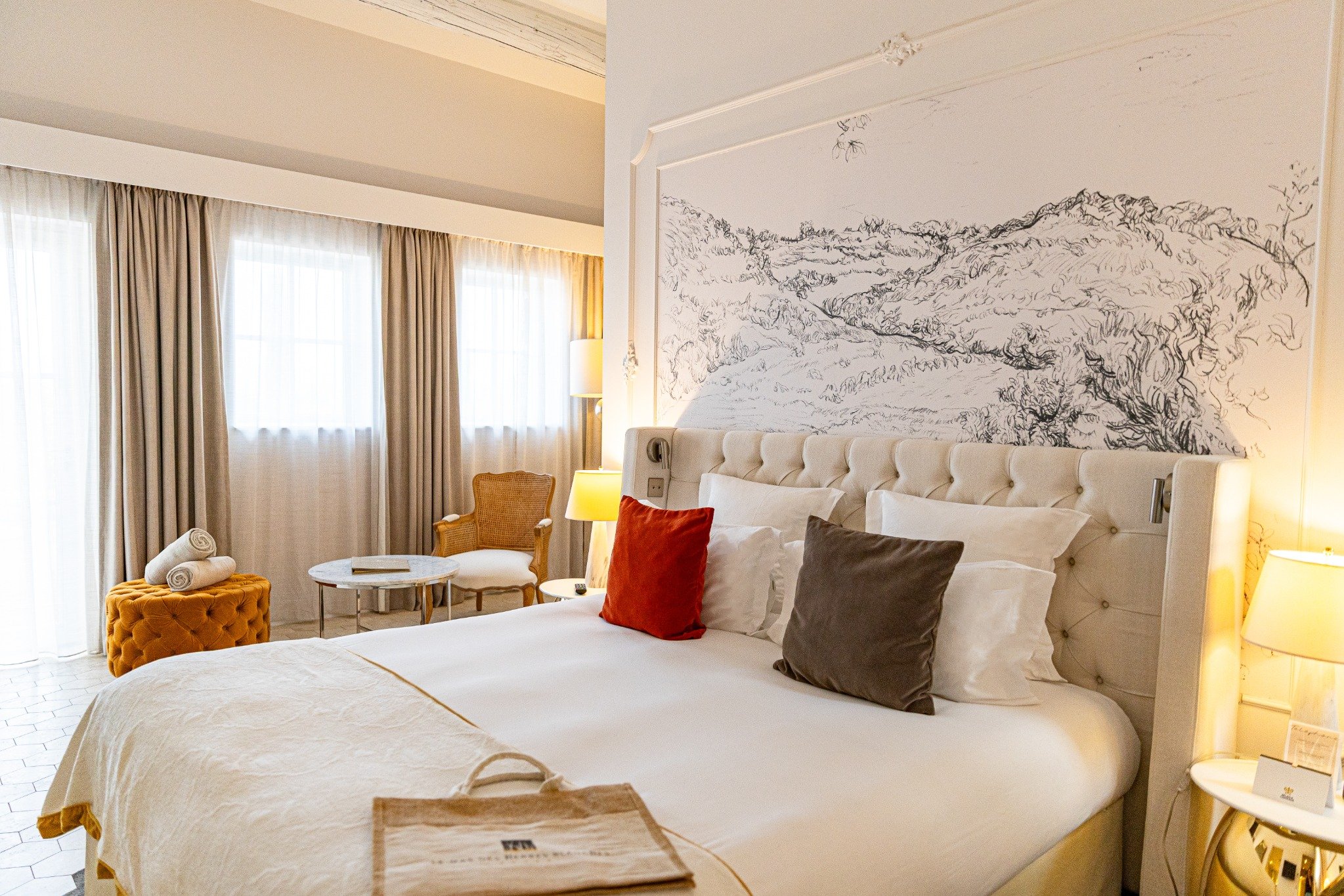 Chambre lumineuse du Mas des Herbes Blanches à Joucas, hôtel 5 étoiles dans le Luberon