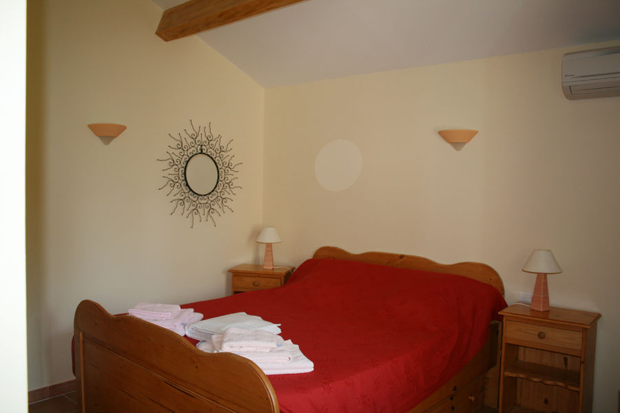 Chambre avec lit double du gîte Lou Recati à L’Isle-sur-la-Sorgue