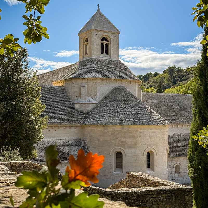 Abbaye de Sénanque près de Gordes, architecture cistercienne romane révélant l’organisation monastique du XIIe siècle