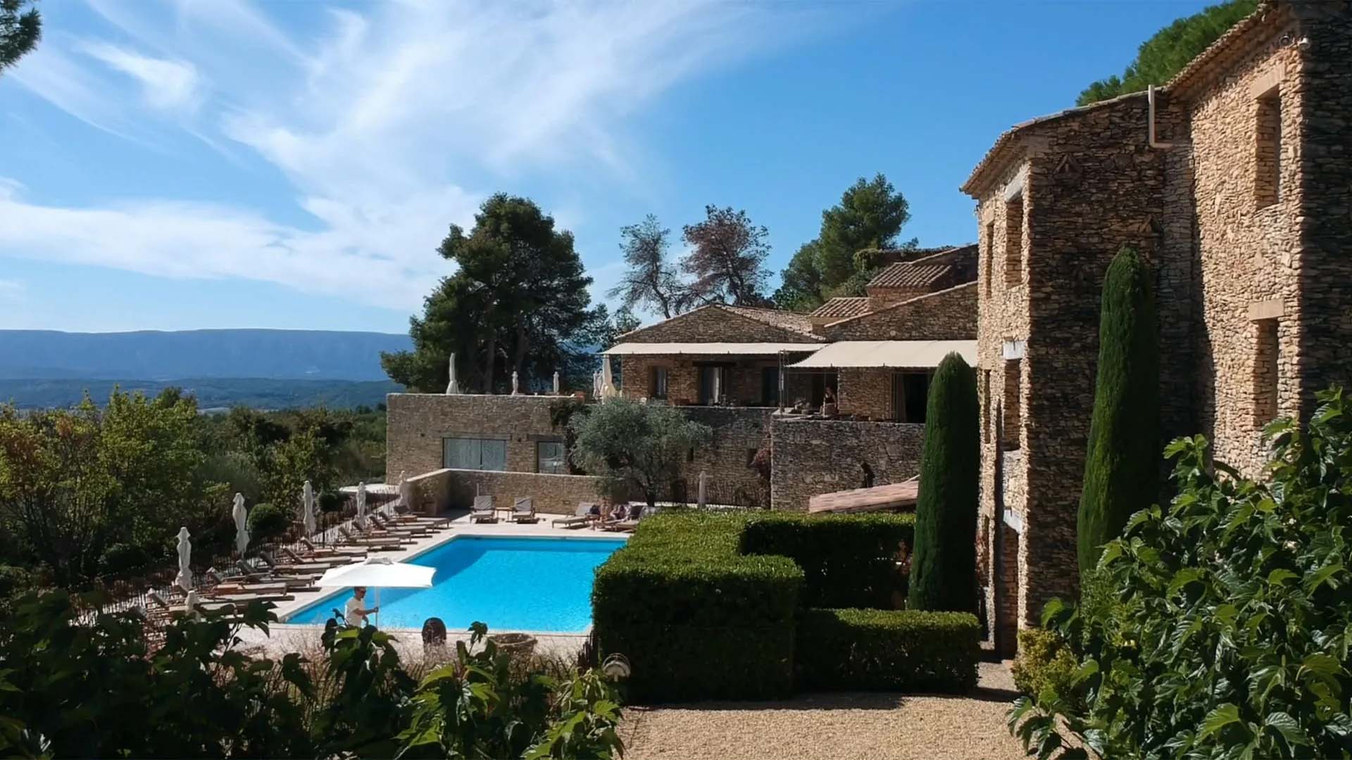 Hôtel Mas des Herbes Blanches à Joucas avec piscine extérieure et vue sur la vallée du Luberon