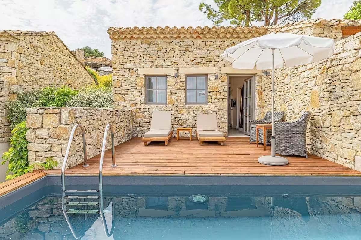 Piscine privée attenante à une chambre du Mas des Herbes Blanches à Joucas dans le Luberon