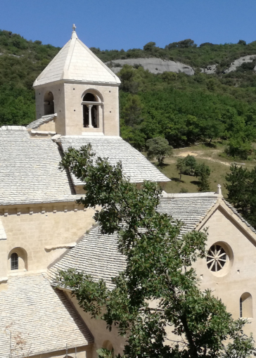 Église abbatiale de l’abbaye de Sénanque, architecture romane cistercienne dominant le monastère