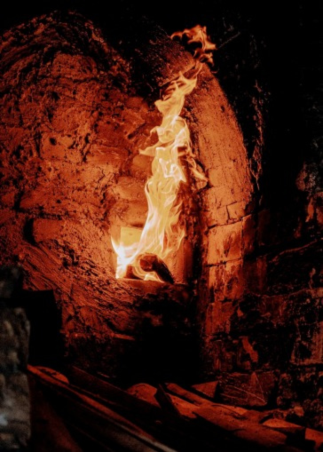 Cheminée médiévale du chauffoir de l’abbaye de Sénanque, unique espace chauffé utilisé par les moines en hiver
