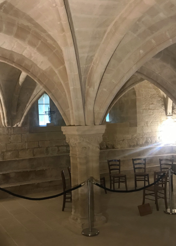 Salle du chapitre de l’abbaye de Sénanque, espace de réunion quotidienne de la communauté monastique