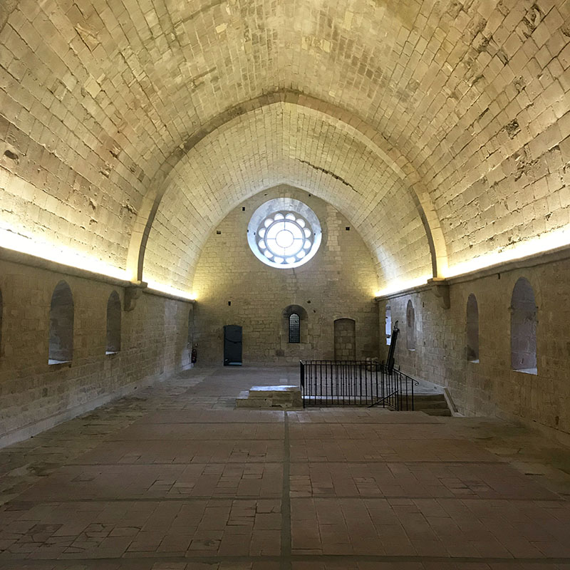 Dortoir de l’abbaye de Sénanque, vaste salle voûtée illustrant la vie quotidienne et la simplicité cistercienne