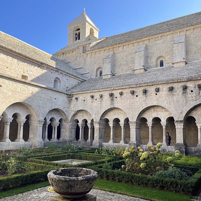 Cloître de l’abbaye de Sénanque, cœur de la vie monastique et lieu de passage entre les espaces du monastère