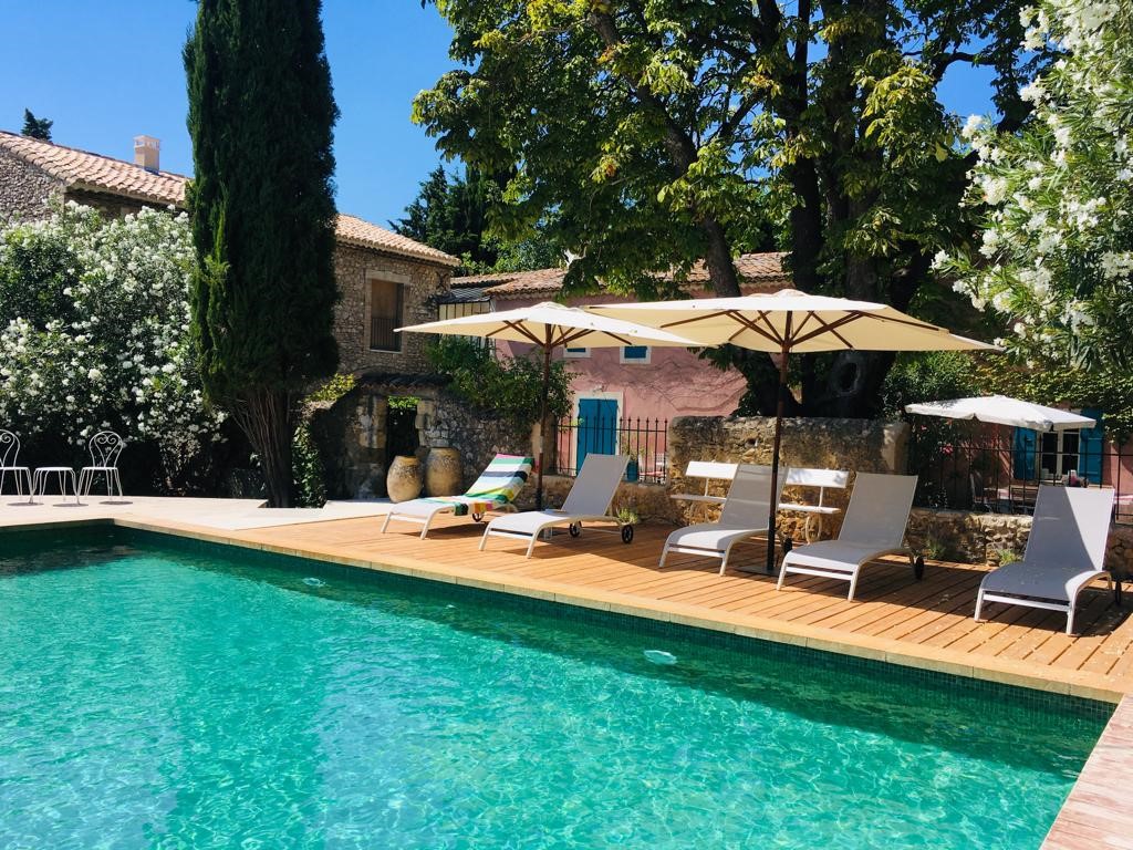 Piscine chauffée et jardin du Mas de la Sorgue, chambres d’hôtes de charme au Thor Piscine chauffée du Mas de la Sorgue au Thor, maison d’hôtes au calme avec jardin arboré en Provence
