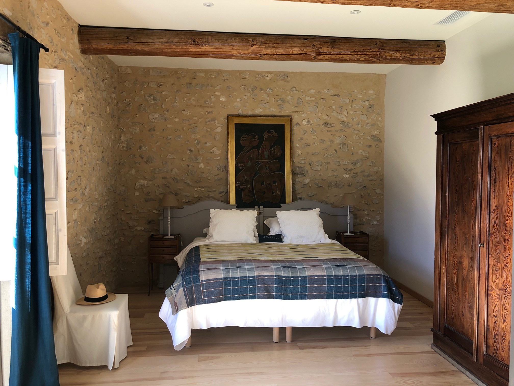 Chambre Ombre, chambre d’hôtes spacieuse et lumineuse au Mas de la Sorgue au Thor Chambre d’hôtes Ombre au Mas de la Sorgue, chambre lumineuse avec lit King Size et vue jardin au Thor