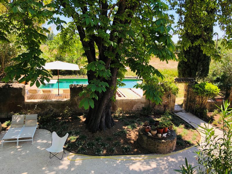 Piscine et propriété arborée du Mas de la Sorgue