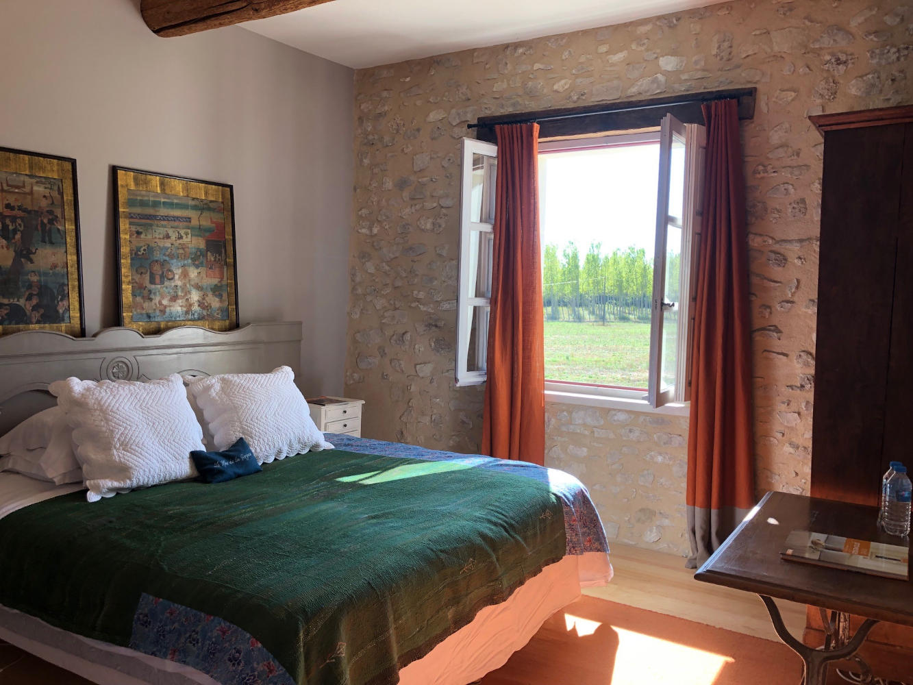 Chambre Occitane, chambre d’hôtes confortable et élégante au Mas de la Sorgue Chambre d’hôtes Occitane au Mas de la Sorgue, cocon élégant avec vue jardin pour un séjour en Provence