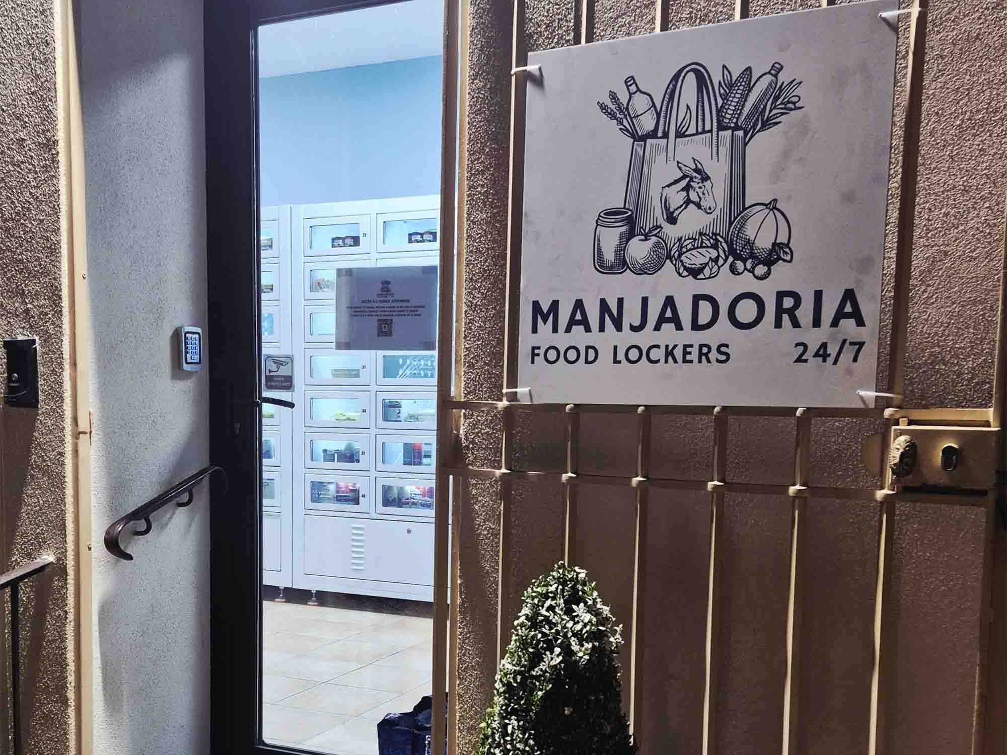 Entrée de Manjadoria avec enseigne Food Lockers 24/7 et casiers alimentaires en libre-service