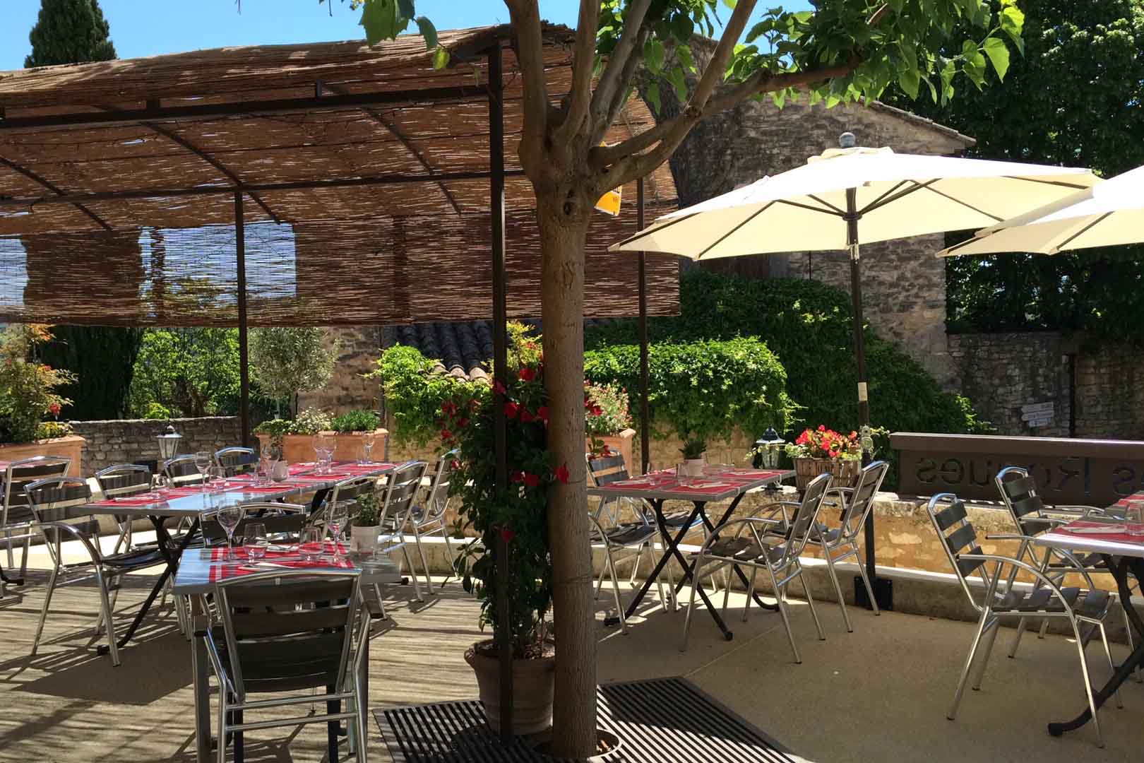 Terrasse du Bistrot des Roques à Saint-Pantaléon - restaurant dans le Luberon Terrasse ombragée du Bistrot des Roques à Saint-Pantaléon, tables en plein air au cœur du Luberon