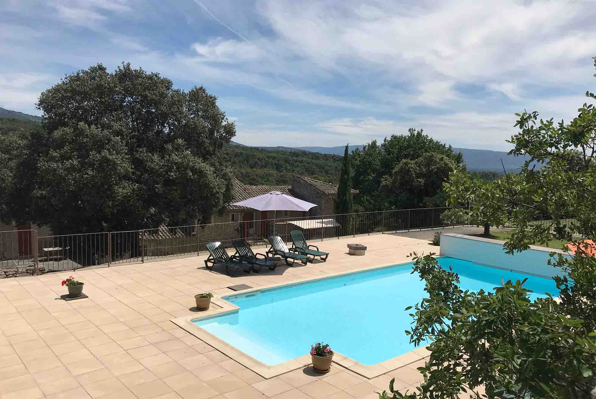 Piscine chauffée du gîte Lou Recati avec vue panoramique sur le Luberon