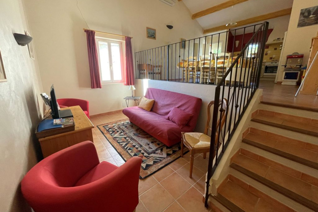 Séjour lumineux et cuisine équipée du gîte Lou Recati en Provence